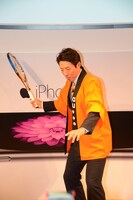 素振りをする松岡修造。