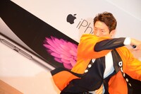 素振りをする松岡修造。