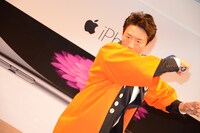 素振りをする松岡修造。