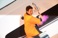 素振りをする松岡修造。