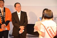 松岡修造と田中社長にイラストを見せる夢眠ねむ。