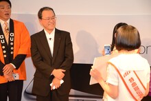 松岡修造と田中社長にイラストを見せる夢眠ねむ。