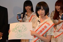 イラストを見せる夢眠ねむ。