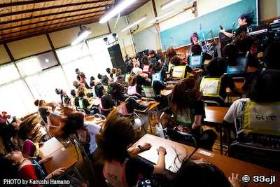 「ホルモンと木造校舎で過ごす1泊2日の林間学校」でのライブ授業の様子。