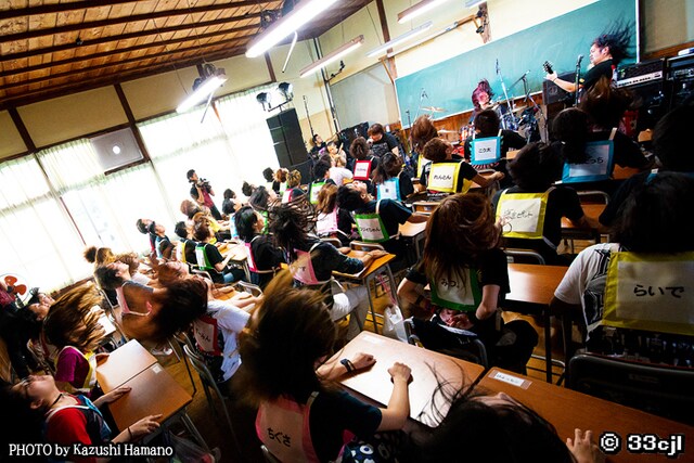 「ホルモンと木造校舎で過ごす1泊2日の林間学校」でのライブ授業の様子。