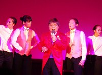 デビュー曲発売記念会見を行った綾小路きみまろ。