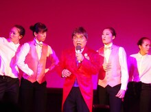 デビュー曲発売記念会見を行った綾小路きみまろ。