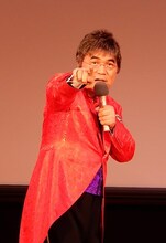 デビュー曲発売記念会見を行った綾小路きみまろ。