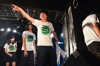 ネギライトとNegipecia「9 girls!」タオルを持つ森夏彦。