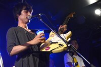 yumiの生誕記念シールを貼ったギターを自慢するハシダカズマ（箱庭の室内楽）。