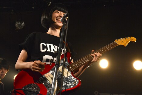 ギターボーカルとして2曲を歌った清水裕美。