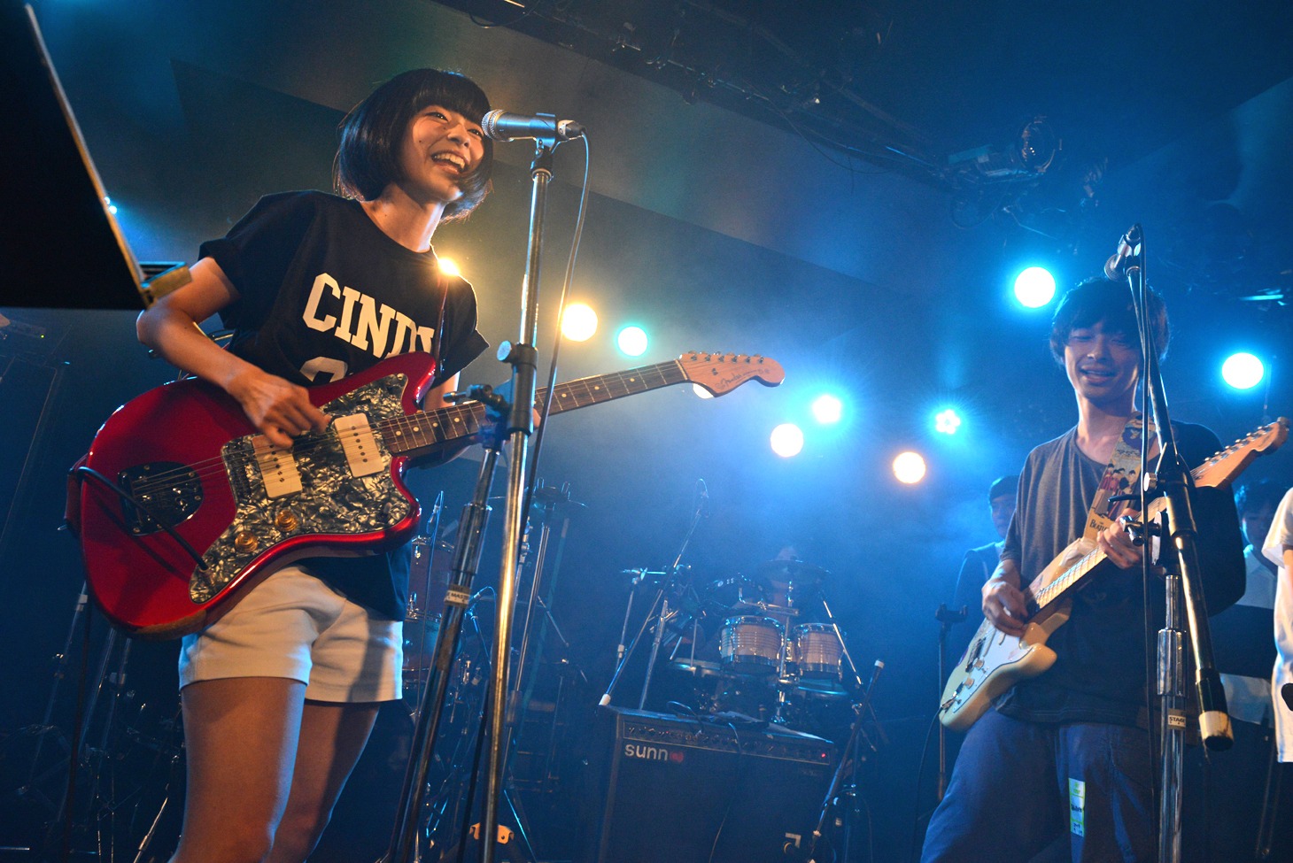 ギターボーカルとして2曲を歌った清水裕美（左）。