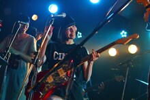 清水裕美（Vo, G / 箱庭の室内楽）