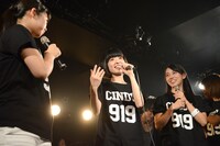 念願だった箱庭の室内楽とのコラボについて喜びを語るlyrical schoolのyumi（中央）。