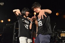 お揃いの「CINDY 919」Tシャツでポーズを決めるリリスクyumi（左）と箱庭の室内楽ハシダカズマ（右）。