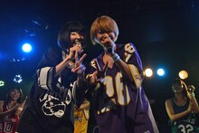 カメラにアピールするyumi（左）とminan（右）。