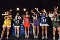 ヘッズと一緒に「ハッピーバースデー」を合唱するlyrical school。