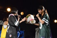 yumi（左）に花束を渡すhina（右）。