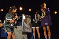 バースデープレゼントに驚くyumi（中央）。