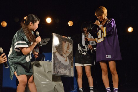 バースデープレゼントに驚くyumi(中央)。