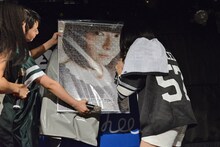 パズルを間近で見るyumi。