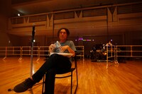 矢野水を飲みながらリハーサルを見守る矢野博康。