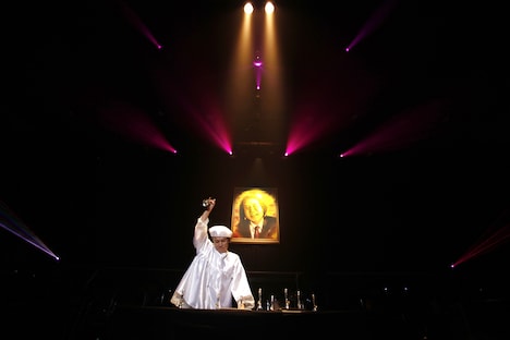 矢野博康がハンドベルで「もののけ姫」を演奏する様子。