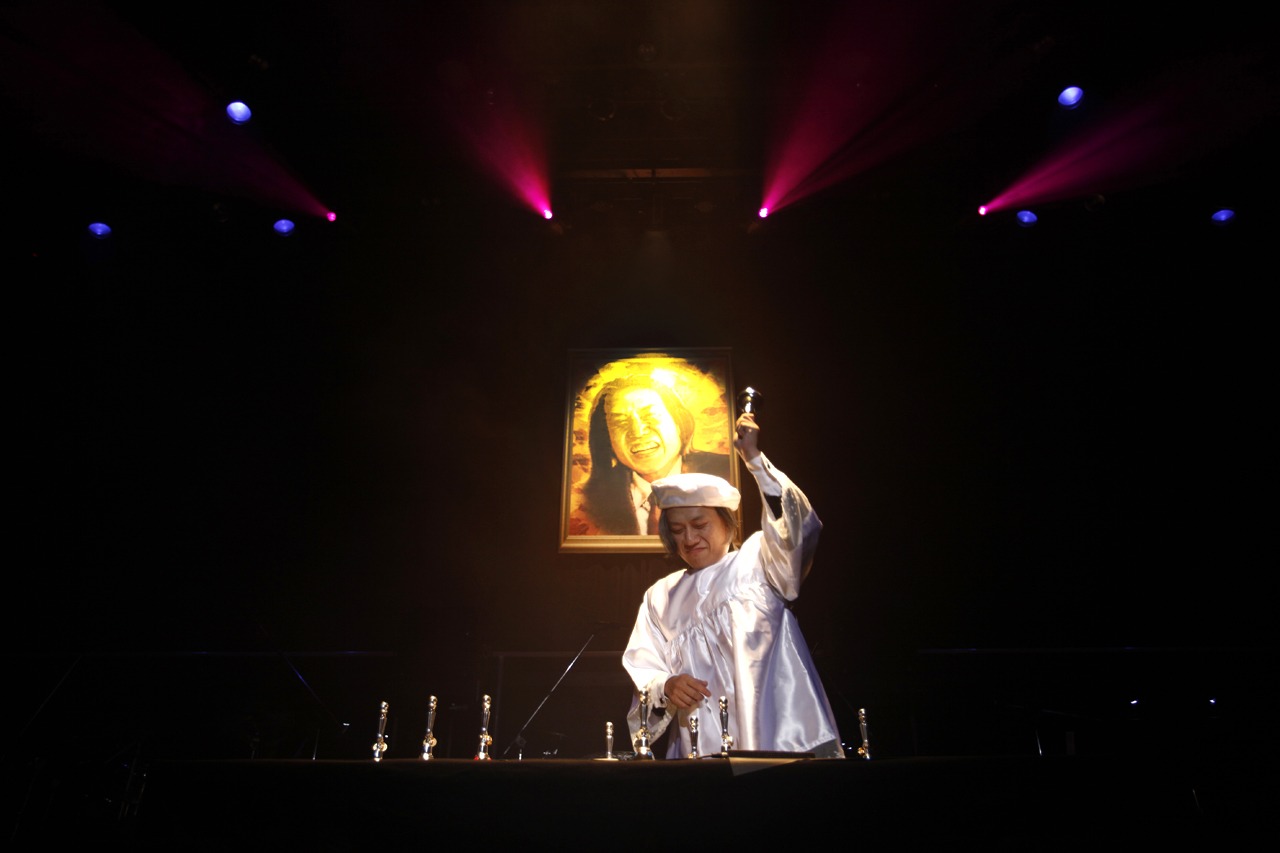 矢野博康がハンドベルで「もののけ姫」を演奏する様子。