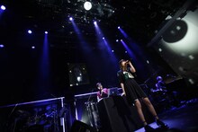 手前からMegu（Negicco）、tofubeats。