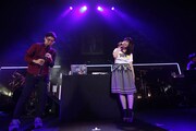 左からtofubeats、南波志帆。