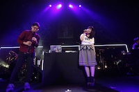 左からtofubeats、南波志帆。