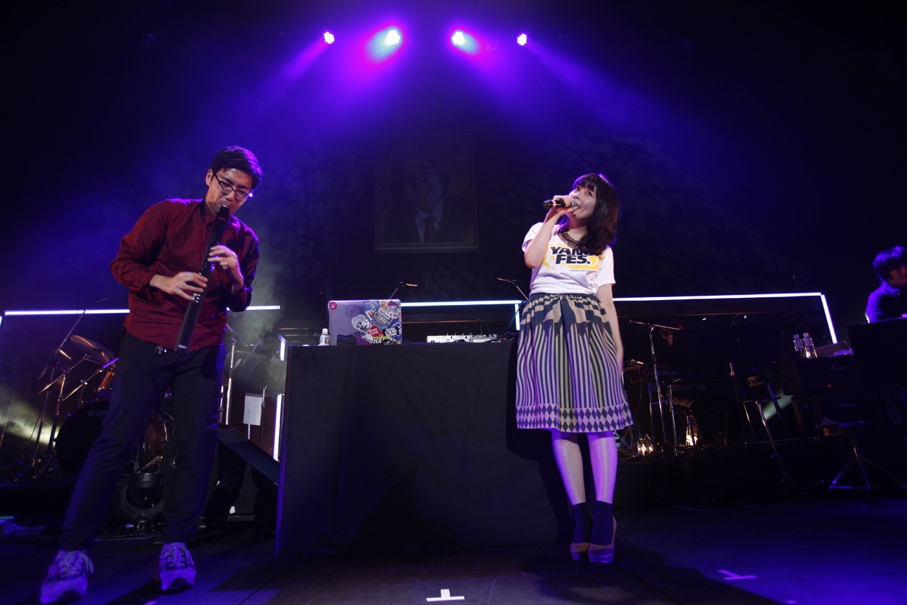左からtofubeats、南波志帆。