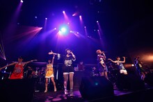 Negicco、南波志帆、lyrical schoolがゲスト参加したtofubeatsのステージの様子。