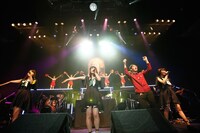 Negicco、南波志帆、lyrical schoolがゲスト参加したtofubeatsのステージの様子。