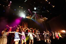 Negicco、南波志帆、lyrical schoolがゲスト参加したtofubeatsのステージの様子。