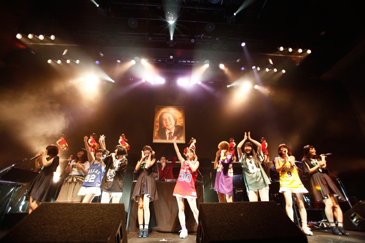 Negicco、南波志帆、lyrical schoolがゲスト参加したtofubeatsのステージの様子。