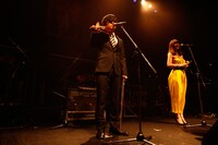 左からバカリズム、土岐麻子。