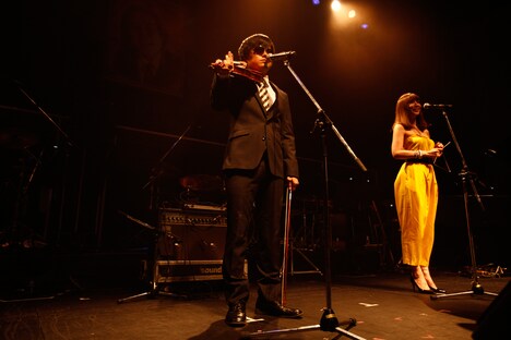 左からバカリズム、土岐麻子。