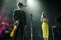 左からバカリズム、土岐麻子。