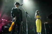 左からバカリズム、土岐麻子。