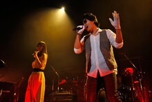 左から土岐麻子、秦基博。