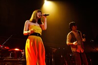 左から土岐麻子、秦基博。