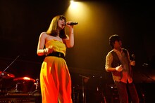 左から土岐麻子、秦基博。