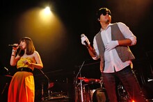 左から土岐麻子、秦基博。