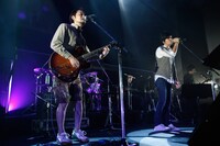 左から堀込泰行、秦基博。