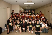 「YANO MUSIC FESTIVAL 2014」出演陣と振り付けを担当した竹中夏海による集合写真。