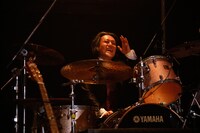 ドラムを叩く矢野博康。