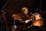 ドラムを叩く矢野博康。