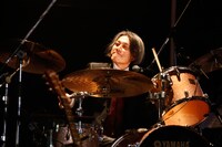 ドラムを叩く矢野博康。