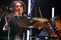 ドラムを叩く矢野博康。